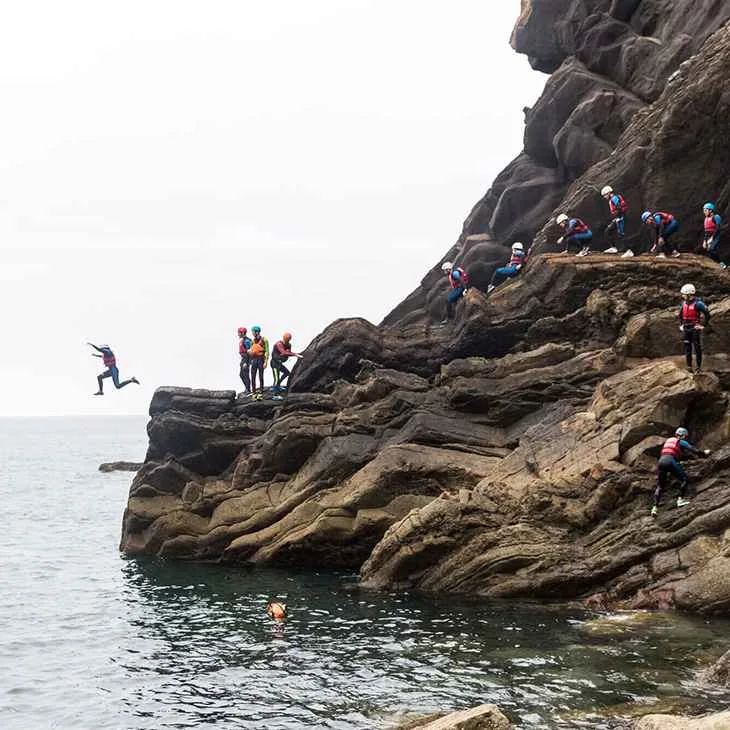 Coasteering en la Costa Oriental de Asturias - salto desde acantilado al mar Cantábrico